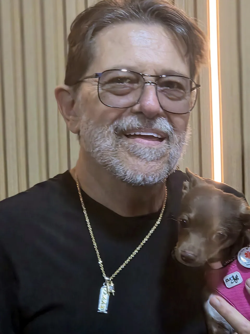 Jimmy smiling with Demi on his shoulder