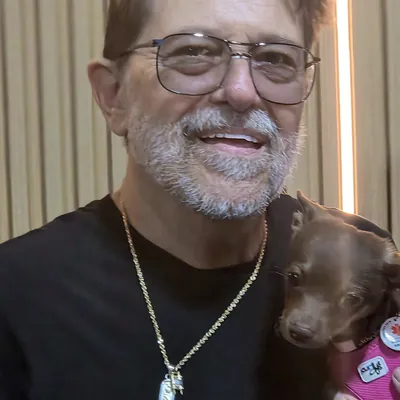 Jimmy smiling with Demi on his shoulder